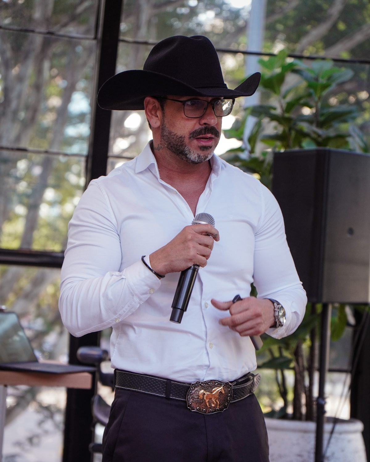Leonardo Rodrigues, sócio-diretor da Agroinvestor, discursando com microfone